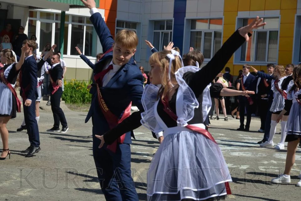 В школе № 22 виновников торжества приветствовала директор департамента архитектуры, строительства и земельных отношений администрации города Нина Юшкова В школе № 22 виновников торжества приветствовала директор департамента архитектуры, строительства и земельных отношений администрации города Нина Юшкова