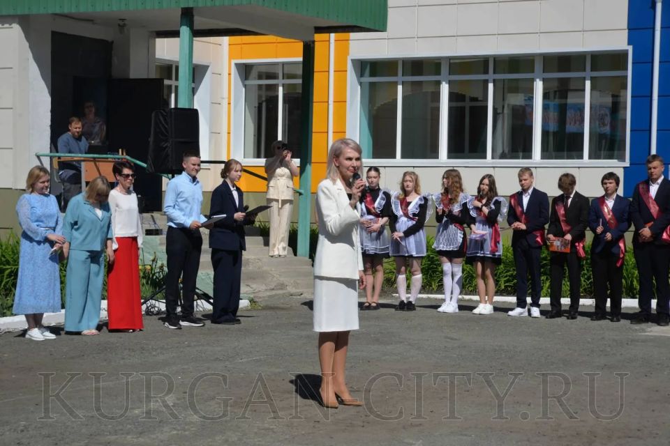 В школе № 22 виновников торжества приветствовала директор департамента архитектуры, строительства и земельных отношений администрации города Нина Юшкова В школе № 22 виновников торжества приветствовала директор департамента архитектуры, строительства и земельных отношений администрации города Нина Юшкова