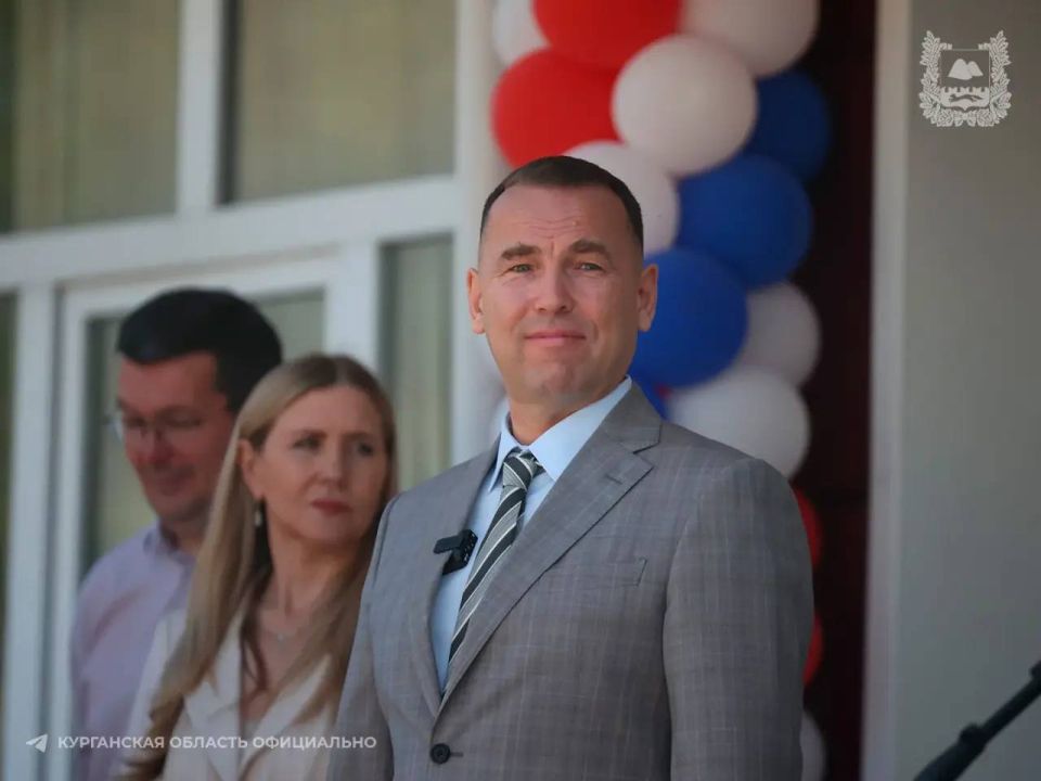 Губернатор Вадим Шумков поздравил выпускников школы №36 города Кургана с последним звонком Губернатор Вадим Шумков поздравил выпускников школы №36 города Кургана с последним звонком