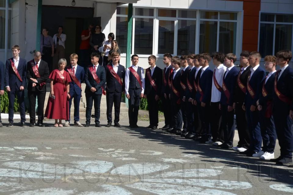 В школе № 22 виновников торжества приветствовала директор департамента архитектуры, строительства и земельных отношений администрации города Нина Юшкова В школе № 22 виновников торжества приветствовала директор департамента архитектуры, строительства и земельных отношений администрации города Нина Юшкова