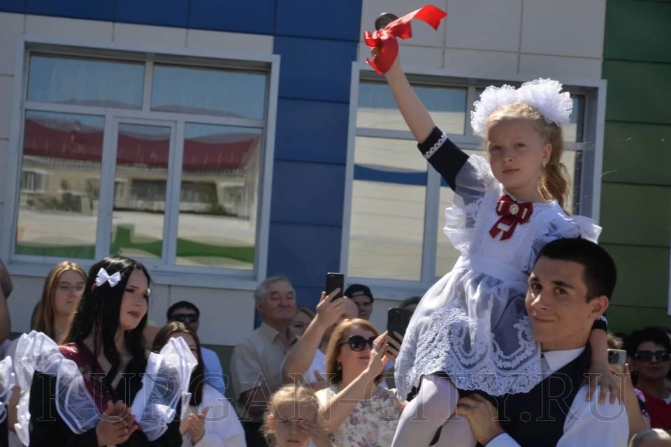 В школе № 22 виновников торжества приветствовала директор департамента архитектуры, строительства и земельных отношений администрации города Нина Юшкова В школе № 22 виновников торжества приветствовала директор департамента архитектуры, строительства и земельных отношений администрации города Нина Юшкова