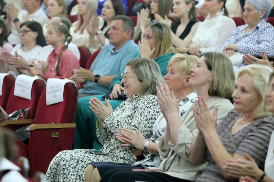 Торжественная линейка в лицее № 12 началась с выноса флага и гимна, затем к учащимся обратилась директор лицея, Почетный работник общего образования РФ Надежда Романова Торжественная линейка в лицее № 12 началась с выноса флага и гимна, затем к учащимся обратилась директор лицея, Почетный работник общего образования РФ Надежда Романова
