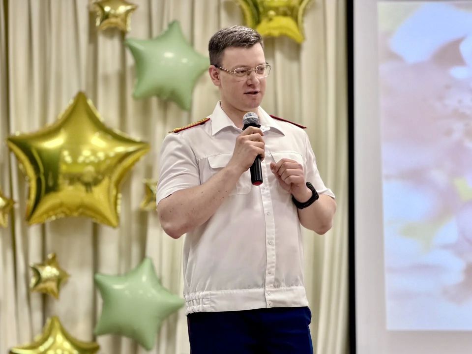 Сотрудники следственного управления поздравили выпускников подшефной школы с «последним звонком» Сотрудники следственного управления поздравили выпускников подшефной школы с «последним звонком»