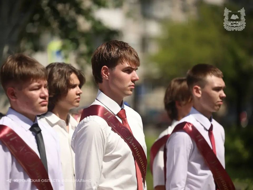 Губернатор Вадим Шумков поздравил выпускников школы №36 города Кургана с последним звонком Губернатор Вадим Шумков поздравил выпускников школы №36 города Кургана с последним звонком