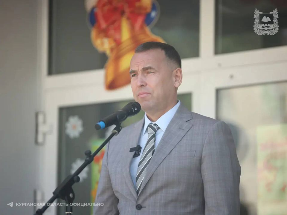 Губернатор Вадим Шумков поздравил выпускников школы №36 города Кургана с последним звонком Губернатор Вадим Шумков поздравил выпускников школы №36 города Кургана с последним звонком
