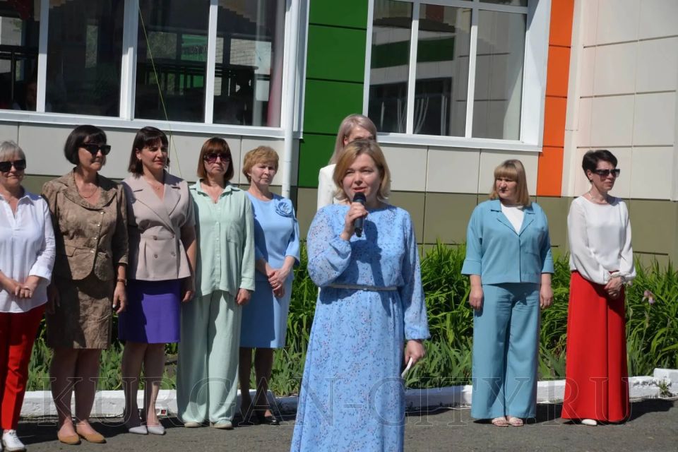 В школе № 22 виновников торжества приветствовала директор департамента архитектуры, строительства и земельных отношений администрации города Нина Юшкова В школе № 22 виновников торжества приветствовала директор департамента архитектуры, строительства и земельных отношений администрации города Нина Юшкова