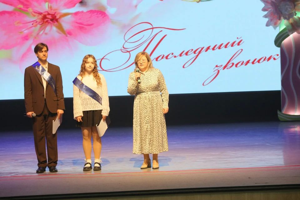Торжественная линейка в лицее № 12 началась с выноса флага и гимна, затем к учащимся обратилась директор лицея, Почетный работник общего образования РФ Надежда Романова Торжественная линейка в лицее № 12 началась с выноса флага и гимна, затем к учащимся обратилась директор лицея, Почетный работник общего образования РФ Надежда Романова