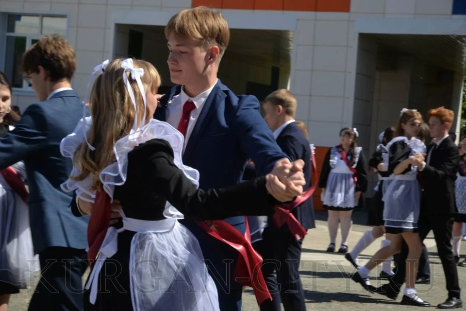 В школе № 22 виновников торжества приветствовала директор департамента архитектуры, строительства и земельных отношений администрации города Нина Юшкова В школе № 22 виновников торжества приветствовала директор департамента архитектуры, строительства и земельных отношений администрации города Нина Юшкова