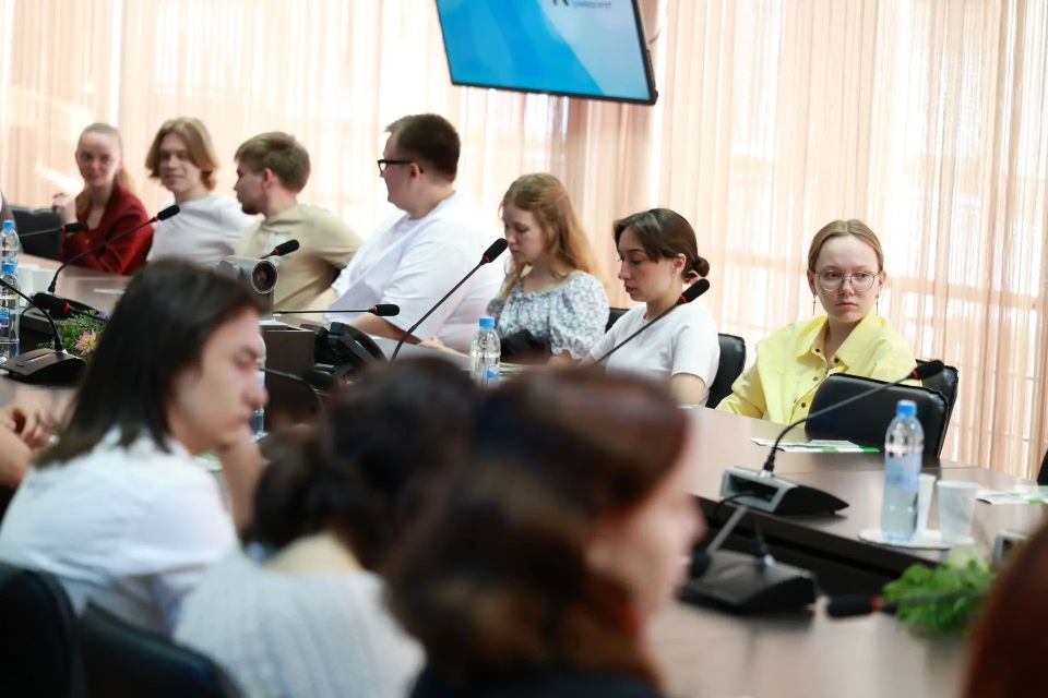 Сегодня, 27 мая, заместитель губернатора Иван Ситников встретился со студентами Курганского государственного университета Сегодня, 27 мая, заместитель губернатора Иван Ситников встретился со студентами Курганского государственного университета