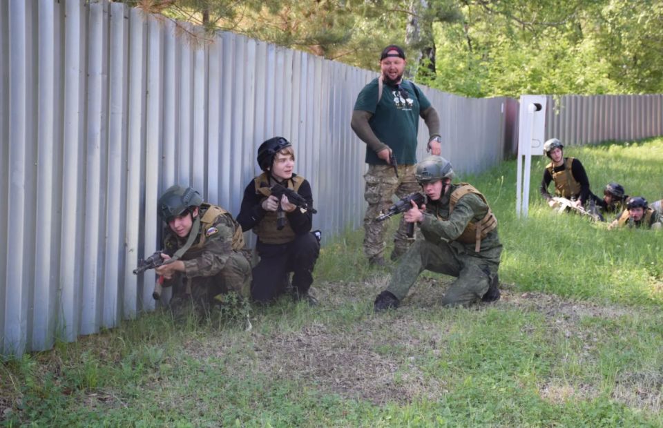 Десятиклассники курганских школ осваивают основы военного дела в лагере имени К.Мяготина Десятиклассники курганских школ осваивают основы военного дела в лагере имени К.Мяготина