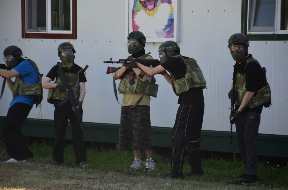 Десятиклассники курганских школ осваивают основы военного дела в лагере имени К.Мяготина Десятиклассники курганских школ осваивают основы военного дела в лагере имени К.Мяготина