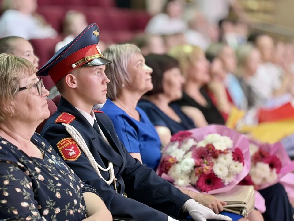 Сотрудники регионального следственного управления поздравили выпускников профильного кадетского класса с последним звонком Сотрудники регионального следственного управления поздравили выпускников профильного кадетского класса с последним звонком