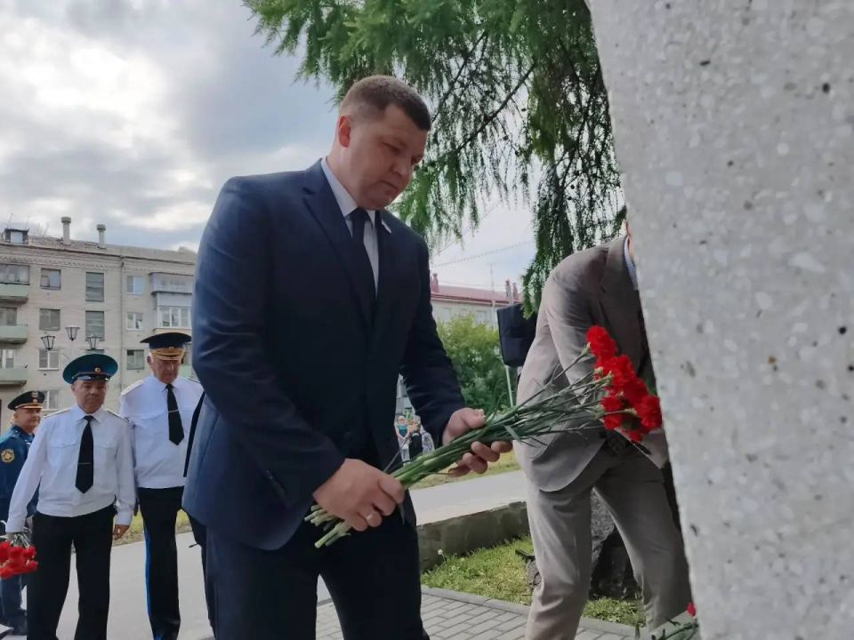 Антон Науменко: Сегодня поздравил с профессиональным праздником – Днем пограничника и 108-ой годовщиной учреждения Пограничной охраны сотрудников Пограничного управления, Курганского пограничного института ФСБ России... Антон Науменко: Сегодня поздравил с профессиональным праздником – Днем пограничника и 108-ой годовщиной учреждения Пограничной охраны сотрудников Пограничного управления, Курганского пограничного института ФСБ России...