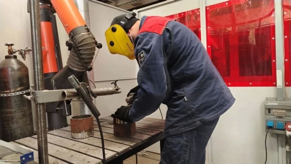 В Курганской области определили лучшего сварщика В Курганской области определили лучшего сварщика