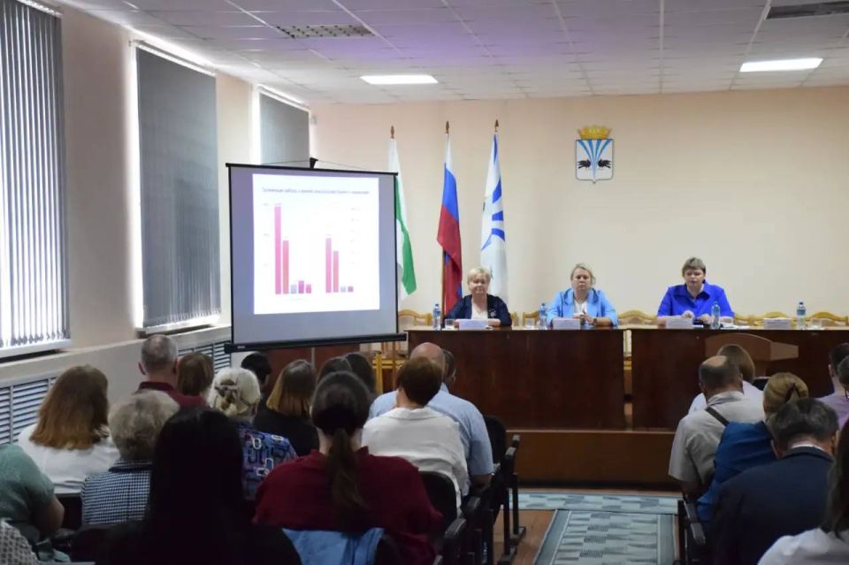 Для сотрудников администраций округов Курганской области продолжаются обучающие мероприятия по разным направлениям деятельности органов местного самоуправления