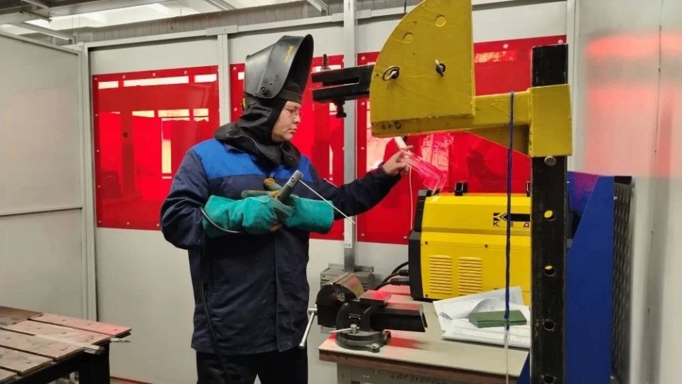 В Курганской области определили лучшего сварщика В Курганской области определили лучшего сварщика