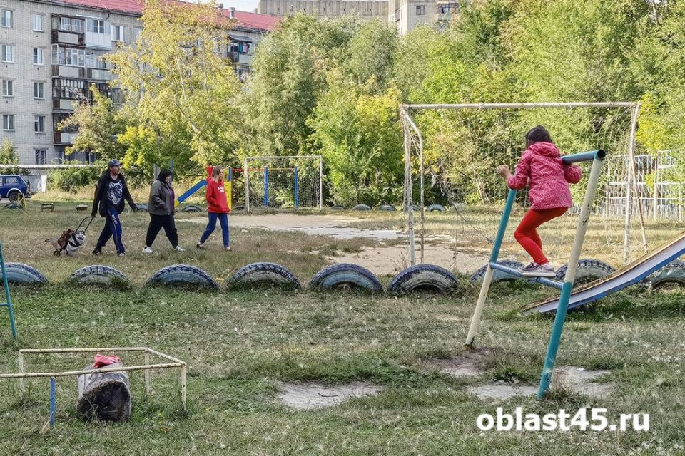 В Кургане подростки повредили детскую площадку и нарисовали нацистскую символику