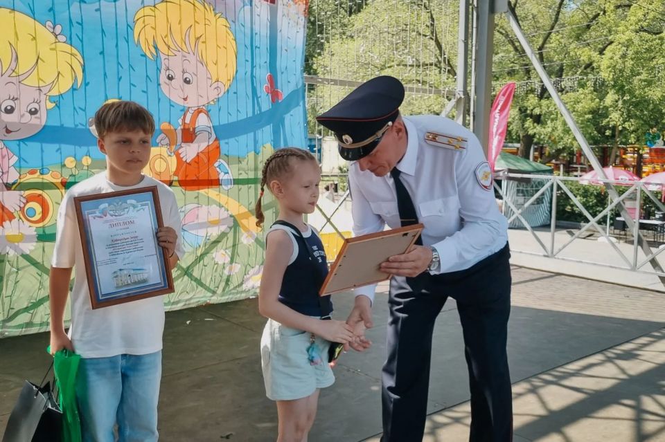 Накануне Дня защиты детей в Кургане наградили победителей отборочного этапа конкурса «Полицейский Дядя Степа» Накануне Дня защиты детей в Кургане наградили победителей отборочного этапа конкурса «Полицейский Дядя Степа»
