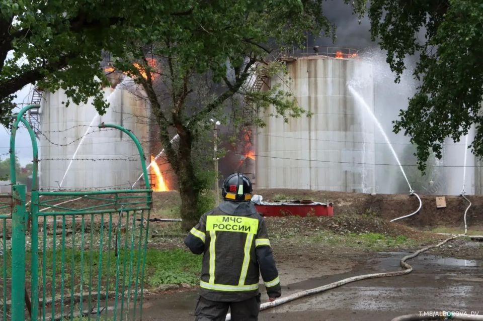 Возгорание площадью 3,6 тысячи кв. м. произошло на нефтебазе неподалеку от поселка Матвеев Курган в результате атаки БПЛА Возгорание площадью 3,6 тысячи кв. м. произошло на нефтебазе неподалеку от поселка Матвеев Курган в результате атаки БПЛА