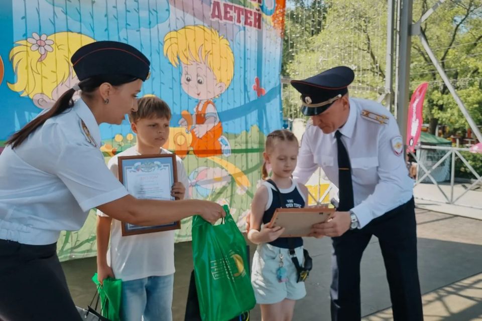 Накануне Дня защиты детей в Кургане наградили победителей отборочного этапа конкурса «Полицейский Дядя Степа» Накануне Дня защиты детей в Кургане наградили победителей отборочного этапа конкурса «Полицейский Дядя Степа»
