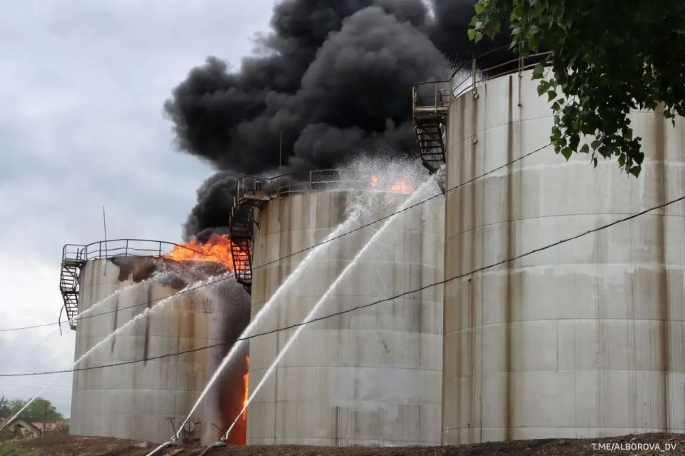 Возгорание площадью 3,6 тысячи кв. м. произошло на нефтебазе неподалеку от поселка Матвеев Курган в результате атаки БПЛА Возгорание площадью 3,6 тысячи кв. м. произошло на нефтебазе неподалеку от поселка Матвеев Курган в результате атаки БПЛА