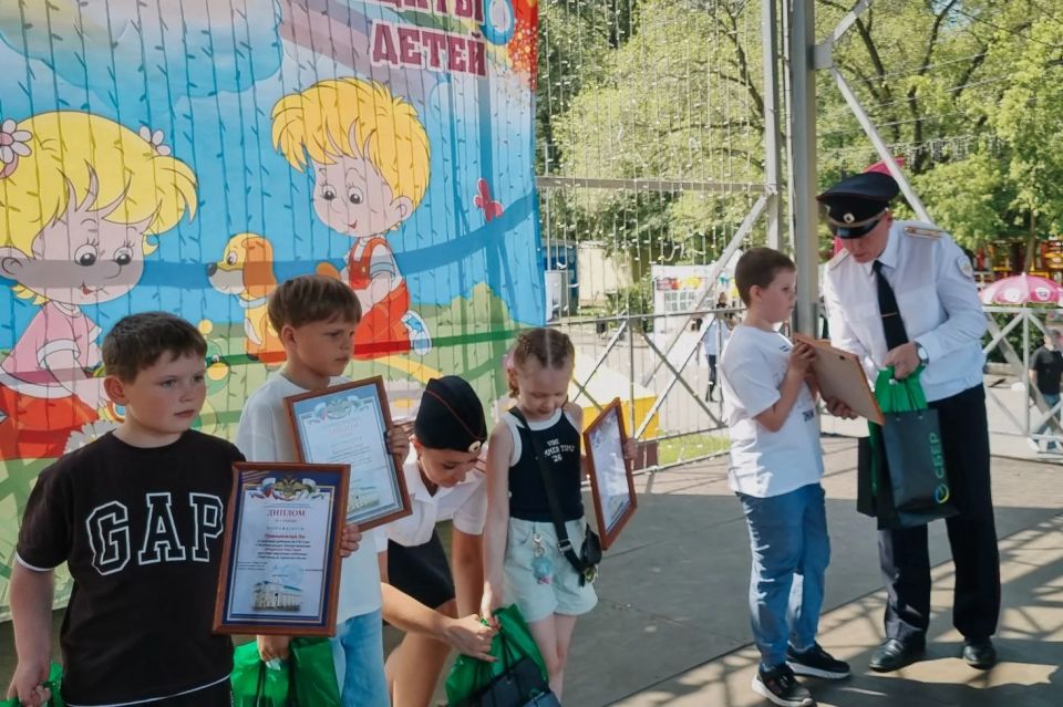 Накануне Дня защиты детей в Кургане наградили победителей отборочного этапа конкурса «Полицейский Дядя Степа» Накануне Дня защиты детей в Кургане наградили победителей отборочного этапа конкурса «Полицейский Дядя Степа»