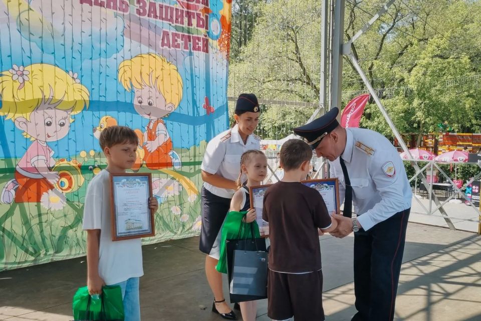 Накануне Дня защиты детей в Кургане наградили победителей отборочного этапа конкурса «Полицейский Дядя Степа» Накануне Дня защиты детей в Кургане наградили победителей отборочного этапа конкурса «Полицейский Дядя Степа»
