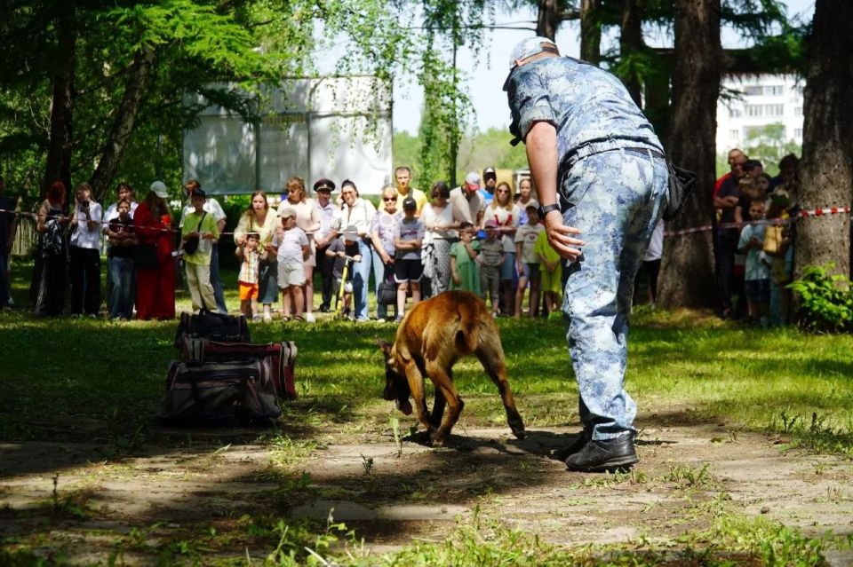 В Центральном парке культуры и отдыха г. Кургана состоялось праздничное мероприятие «Один день с полицией» В Центральном парке культуры и отдыха г. Кургана состоялось праздничное мероприятие «Один день с полицией»