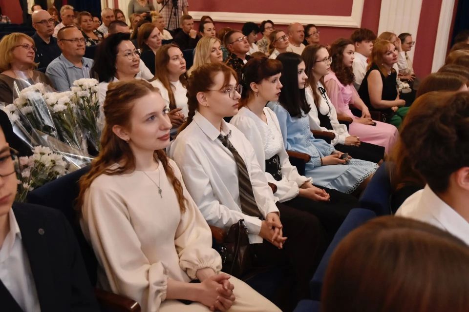 Сорок талантливых ребят получили стипендию регионального управления культуры в области культуры и искусства Сорок талантливых ребят получили стипендию регионального управления культуры в области культуры и искусства