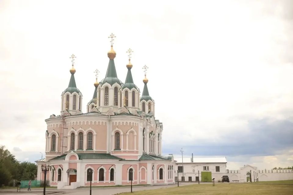 В Успенском Далматовском мужском монастыре завершается восстановление стен за счёт областного бюджета, также в этом году будут приведены в порядок проблемные элементы храма Всех Скорбящих Радости, проведена реставрация... В Успенском Далматовском мужском монастыре завершается восстановление стен за счёт областного бюджета, также в этом году будут приведены в порядок проблемные элементы храма Всех Скорбящих Радости, проведена реставрация...