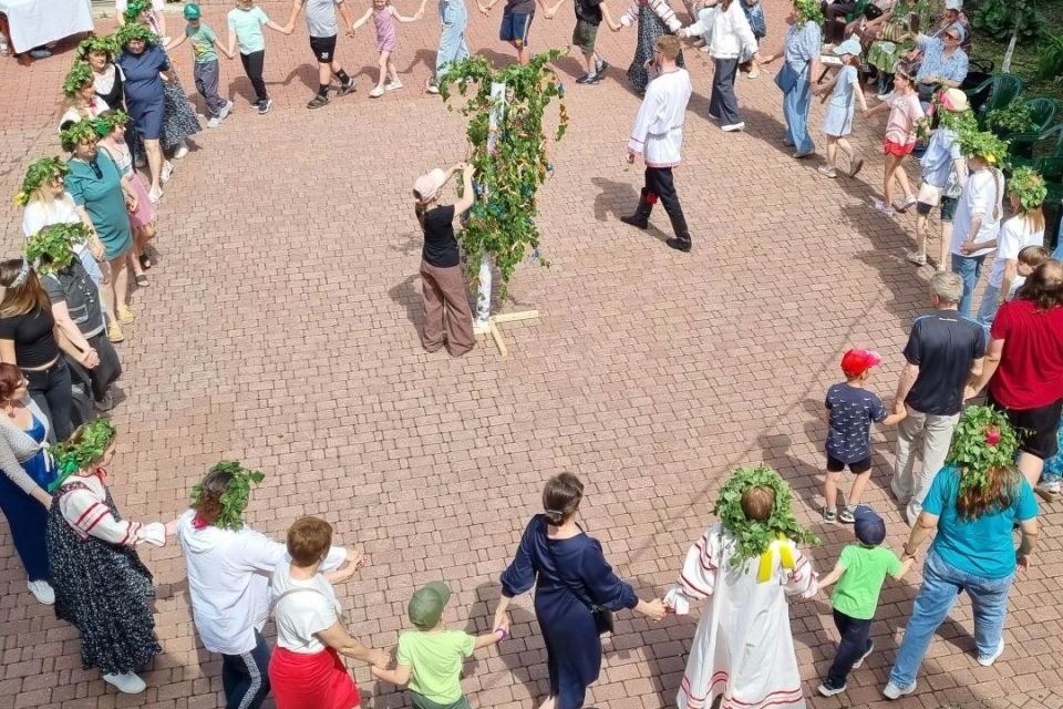 Троицкие гуляния курганцы встретили играми и мастер-классами Троицкие гуляния курганцы встретили играми и мастер-классами