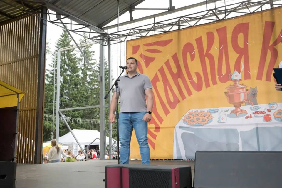 Антон Науменко: Заглянули и в сам парк. Сегодня в Кургане проходит 4-ый по счету гастрономический фестиваль «Курганская каралька» Антон Науменко: Заглянули и в сам парк. Сегодня в Кургане проходит 4-ый по счету гастрономический фестиваль «Курганская каралька»