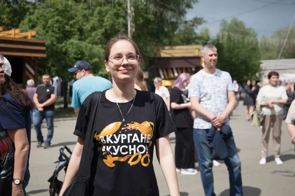 Антон Науменко: Заглянули и в сам парк. Сегодня в Кургане проходит 4-ый по счету гастрономический фестиваль «Курганская каралька» Антон Науменко: Заглянули и в сам парк. Сегодня в Кургане проходит 4-ый по счету гастрономический фестиваль «Курганская каралька»