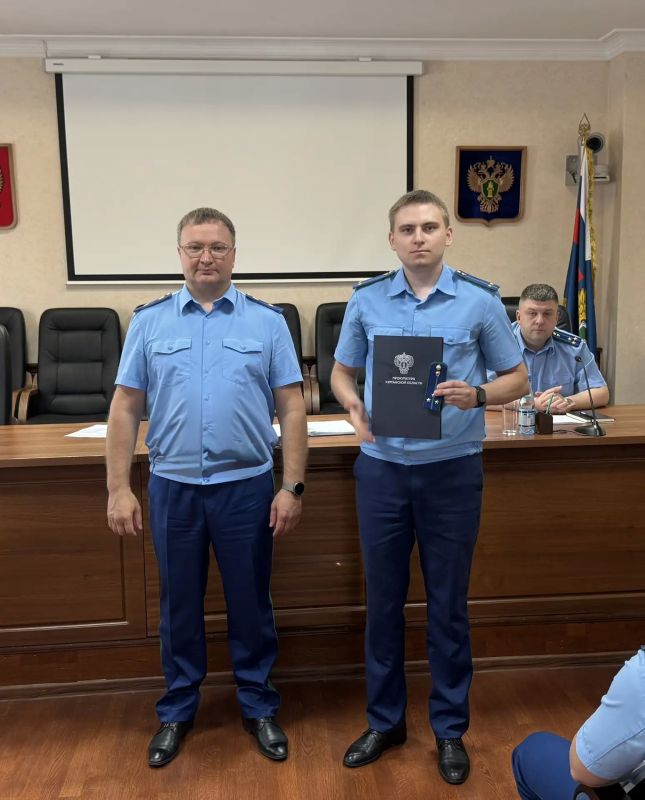 Сегодня прокурор Курганской области Владислав Московских в торжественной обстановке поздравил оперативных работников с присвоением классных чинов Сегодня прокурор Курганской области Владислав Московских в торжественной обстановке поздравил оперативных работников с присвоением классных чинов
