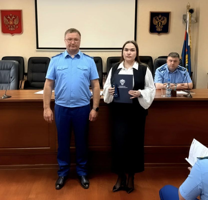 Сегодня прокурор Курганской области Владислав Московских в торжественной обстановке поздравил оперативных работников с присвоением классных чинов Сегодня прокурор Курганской области Владислав Московских в торжественной обстановке поздравил оперативных работников с присвоением классных чинов