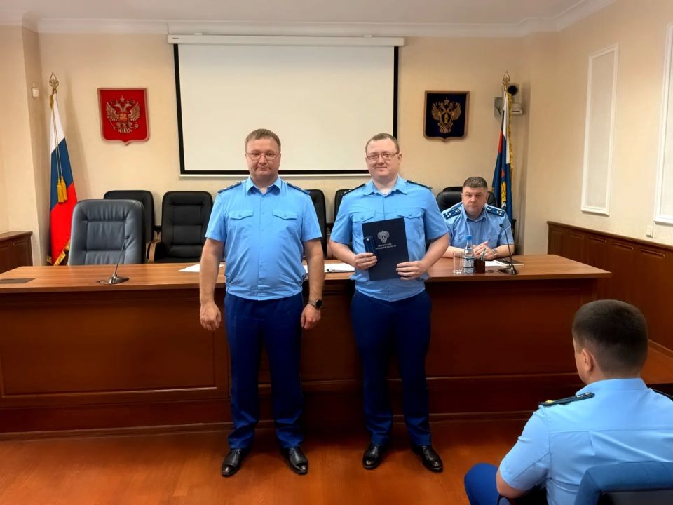 Сегодня прокурор Курганской области Владислав Московских в торжественной обстановке поздравил оперативных работников с присвоением классных чинов Сегодня прокурор Курганской области Владислав Московских в торжественной обстановке поздравил оперативных работников с присвоением классных чинов