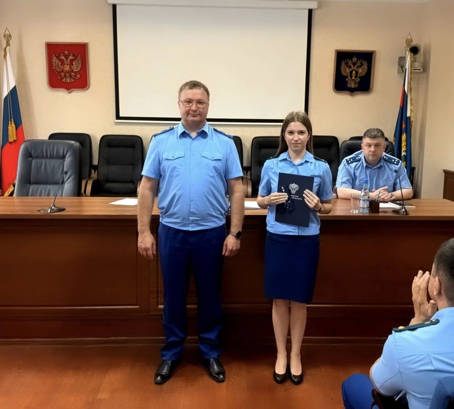 Сегодня прокурор Курганской области Владислав Московских в торжественной обстановке поздравил оперативных работников с присвоением классных чинов Сегодня прокурор Курганской области Владислав Московских в торжественной обстановке поздравил оперативных работников с присвоением классных чинов