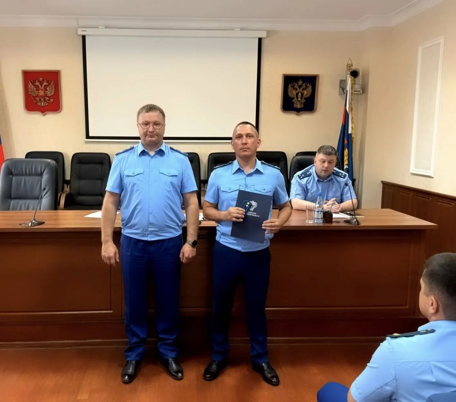 Сегодня прокурор Курганской области Владислав Московских в торжественной обстановке поздравил оперативных работников с присвоением классных чинов Сегодня прокурор Курганской области Владислав Московских в торжественной обстановке поздравил оперативных работников с присвоением классных чинов