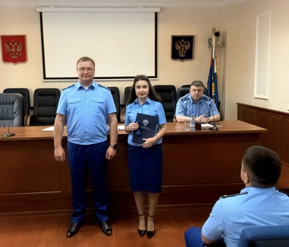 Сегодня прокурор Курганской области Владислав Московских в торжественной обстановке поздравил оперативных работников с присвоением классных чинов Сегодня прокурор Курганской области Владислав Московских в торжественной обстановке поздравил оперативных работников с присвоением классных чинов