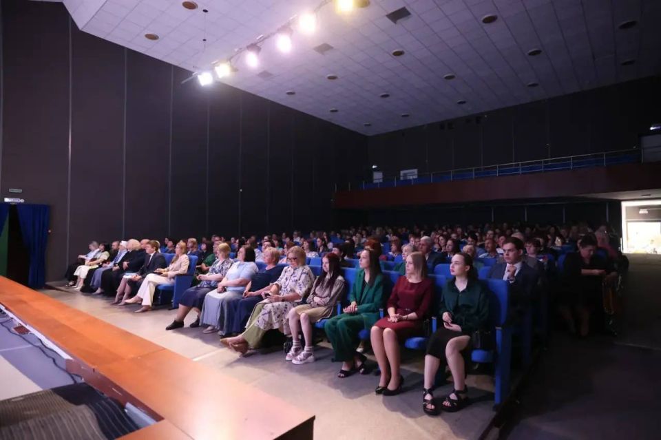 Сегодня, 8 июня, в День социального работника в Кургане состоялось торжественное мероприятие, посвященное людям чье призвание – помогать другим Сегодня, 8 июня, в День социального работника в Кургане состоялось торжественное мероприятие, посвященное людям чье призвание – помогать другим