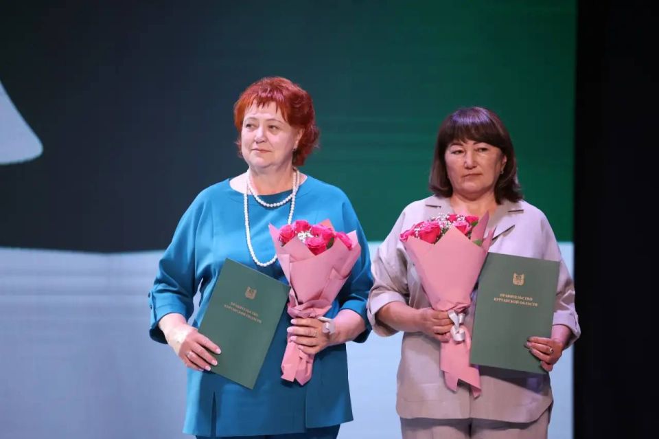 Сегодня, 8 июня, в День социального работника в Кургане состоялось торжественное мероприятие, посвященное людям чье призвание – помогать другим Сегодня, 8 июня, в День социального работника в Кургане состоялось торжественное мероприятие, посвященное людям чье призвание – помогать другим