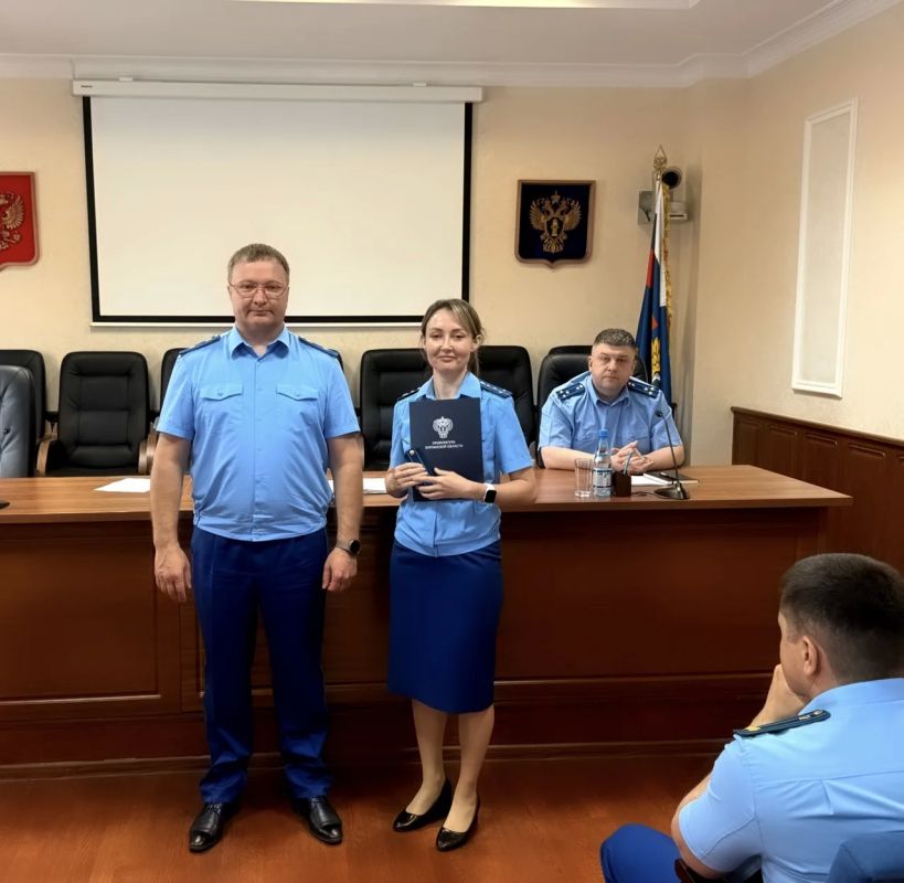 Сегодня прокурор Курганской области Владислав Московских в торжественной обстановке поздравил оперативных работников с присвоением классных чинов Сегодня прокурор Курганской области Владислав Московских в торжественной обстановке поздравил оперативных работников с присвоением классных чинов