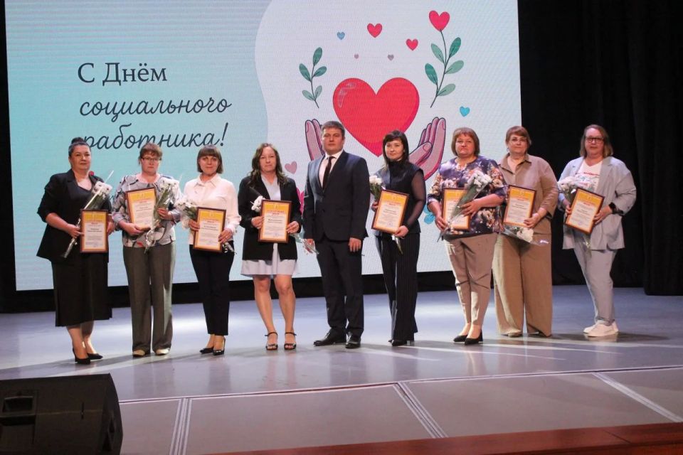 8 июня в ДК им. Горького прошло торжественное мероприятие, посвященное Дню социального работника 8 июня в ДК им. Горького прошло торжественное мероприятие, посвященное Дню социального работника