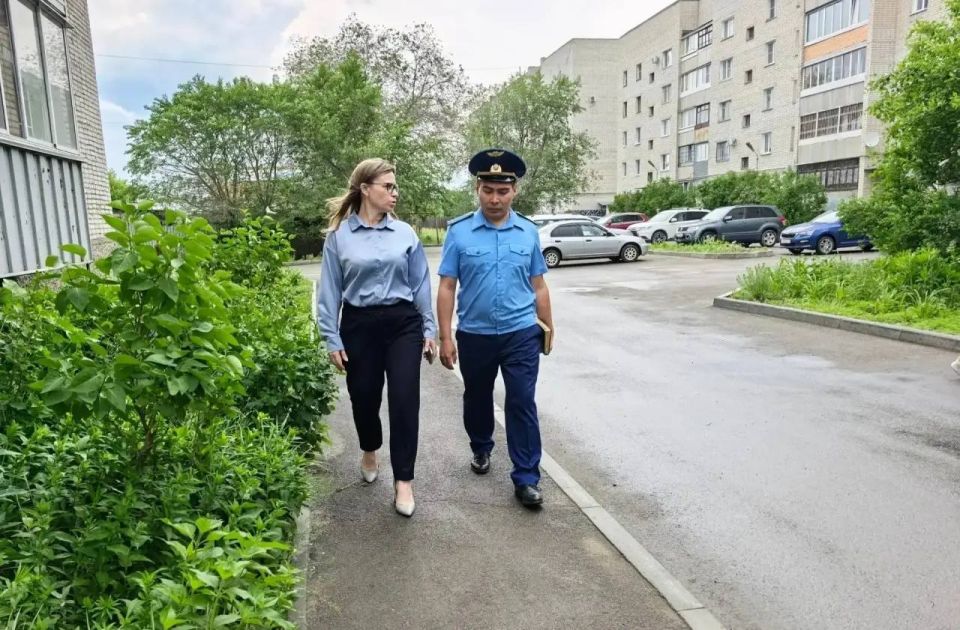 Журналистский санитарный патруль вместе с начальником Государственной жилищной инспекции области Еленой Хромовой, руководителем Комитета городского хозяйства Владимиром Егоровым, исполняющим обязанности Шадринского... Журналистский санитарный патруль вместе с начальником Государственной жилищной инспекции области Еленой Хромовой, руководителем Комитета городского хозяйства Владимиром Егоровым, исполняющим обязанности Шадринского...