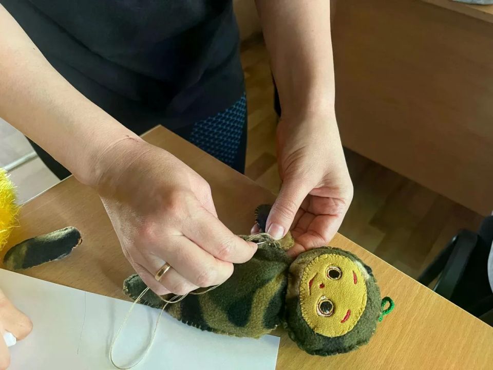 На базе Центра социального обслуживания №6 г. Щучье начала работу мастерская по пошиву сувениров для бойцов специальной военной операции На базе Центра социального обслуживания №6 г. Щучье начала работу мастерская по пошиву сувениров для бойцов специальной военной операции