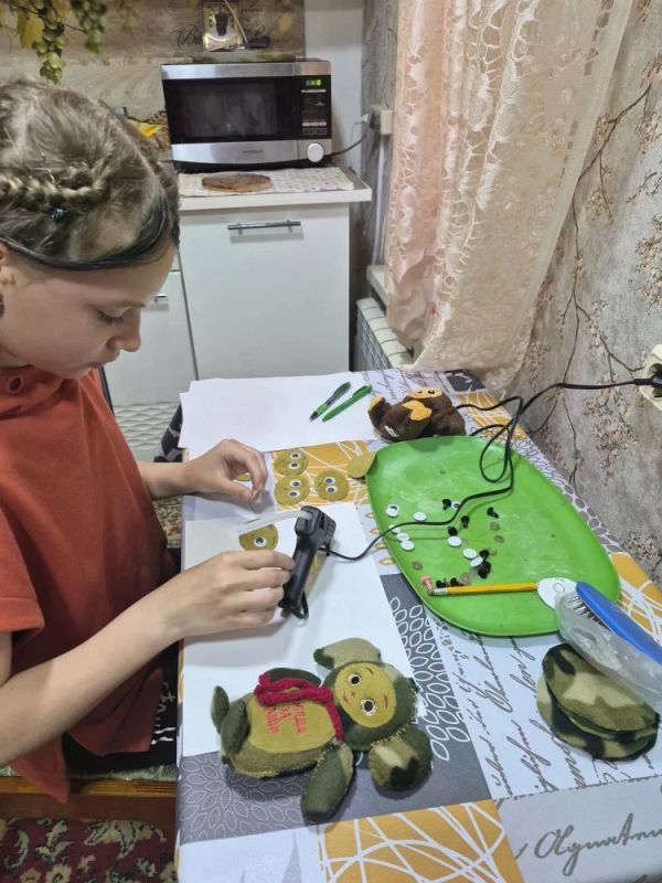 На базе Центра социального обслуживания №6 г. Щучье начала работу мастерская по пошиву сувениров для бойцов специальной военной операции На базе Центра социального обслуживания №6 г. Щучье начала работу мастерская по пошиву сувениров для бойцов специальной военной операции