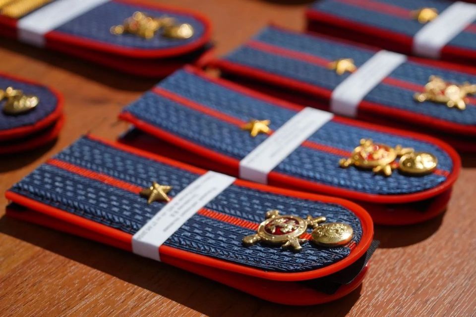 В преддверии Дня России в региональном УМВД молодым сотрудникам вручили первые специальные звания