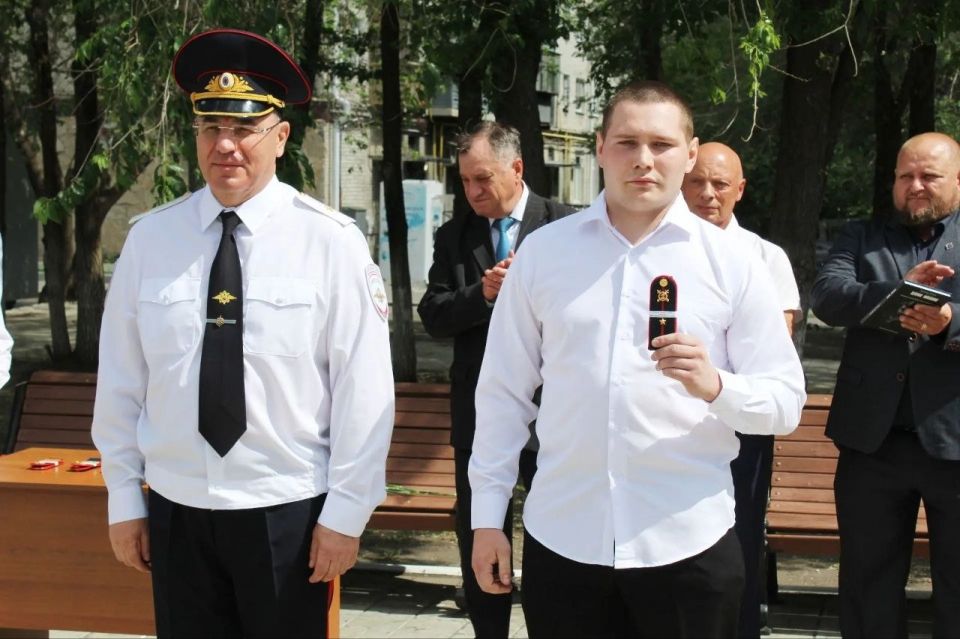 В преддверии Дня России в региональном УМВД молодым сотрудникам вручили первые специальные звания В преддверии Дня России в региональном УМВД молодым сотрудникам вручили первые специальные звания