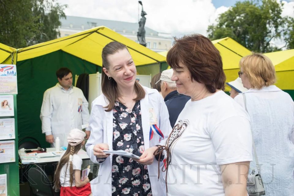 Сегодня на Троицкой площади, где проходит фестиваль славянской и казачьей культуры «Русское поле», прошла выездная акция «Будь здоров!», во время которой жители смогли проверить свое здоровье Сегодня на Троицкой площади, где проходит фестиваль славянской и казачьей культуры «Русское поле», прошла выездная акция «Будь здоров!», во время которой жители смогли проверить свое здоровье