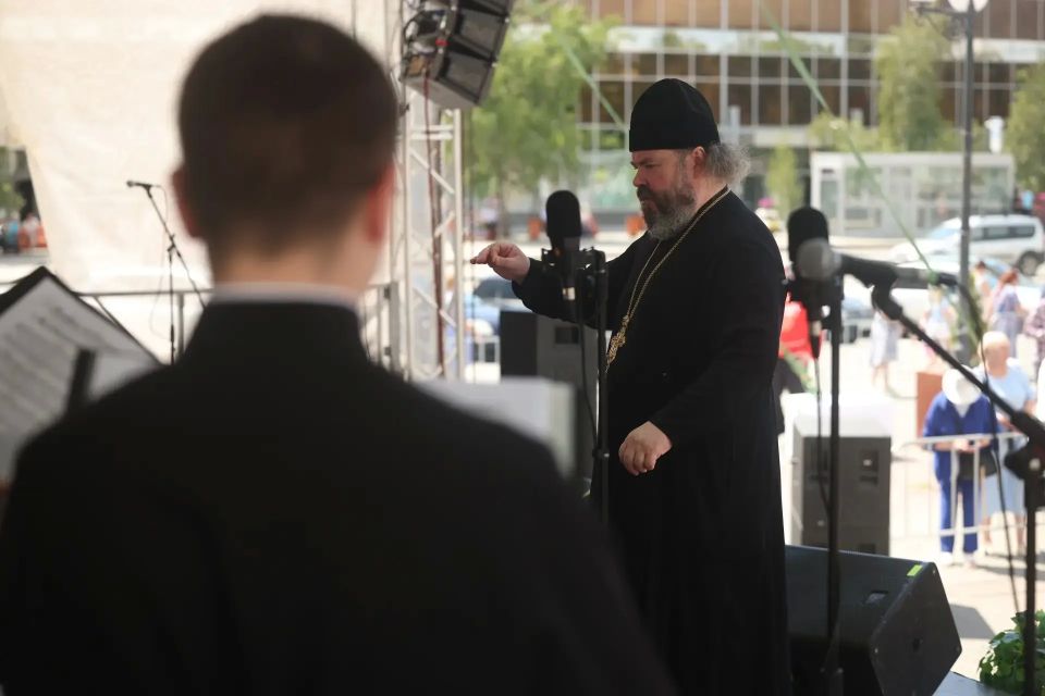 Вадим Шумков: Сегодня на Троицкой площади выступил хор Свято-Троицкой Сергиевой лавры Вадим Шумков: Сегодня на Троицкой площади выступил хор Свято-Троицкой Сергиевой лавры